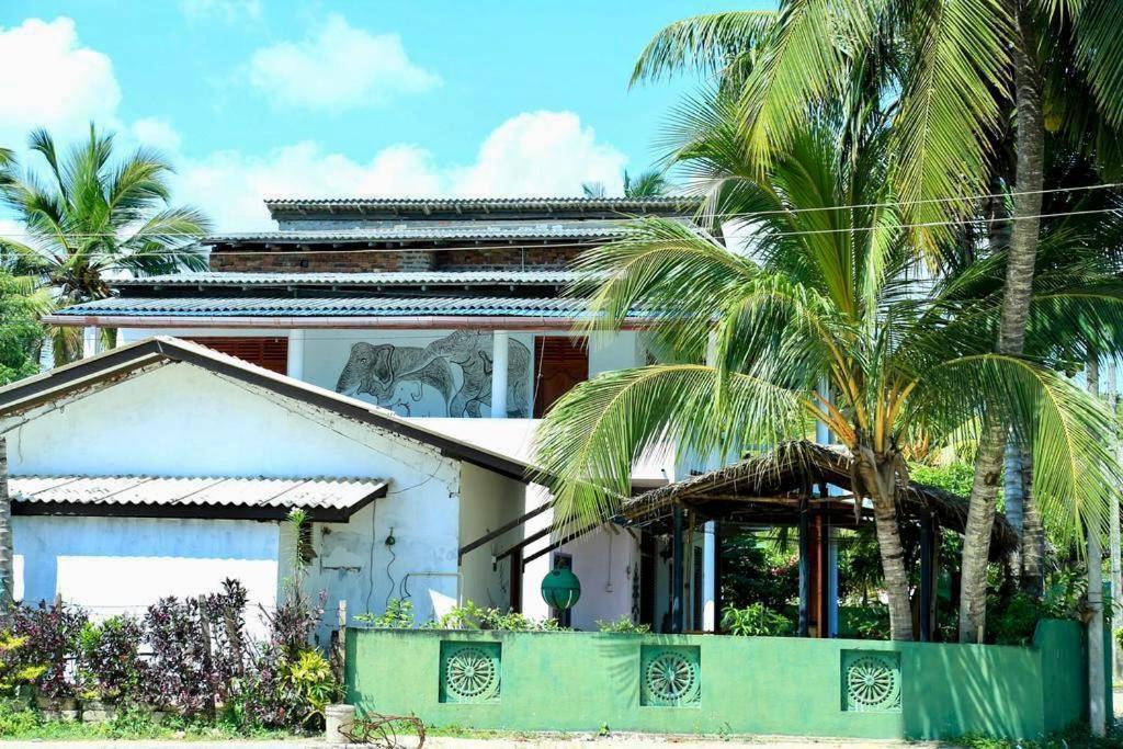 Sunrise Guest House & Restaurant Тангале Екстериор снимка